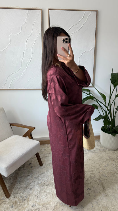 Robe longue fluide à relief floral Bordeaux profond