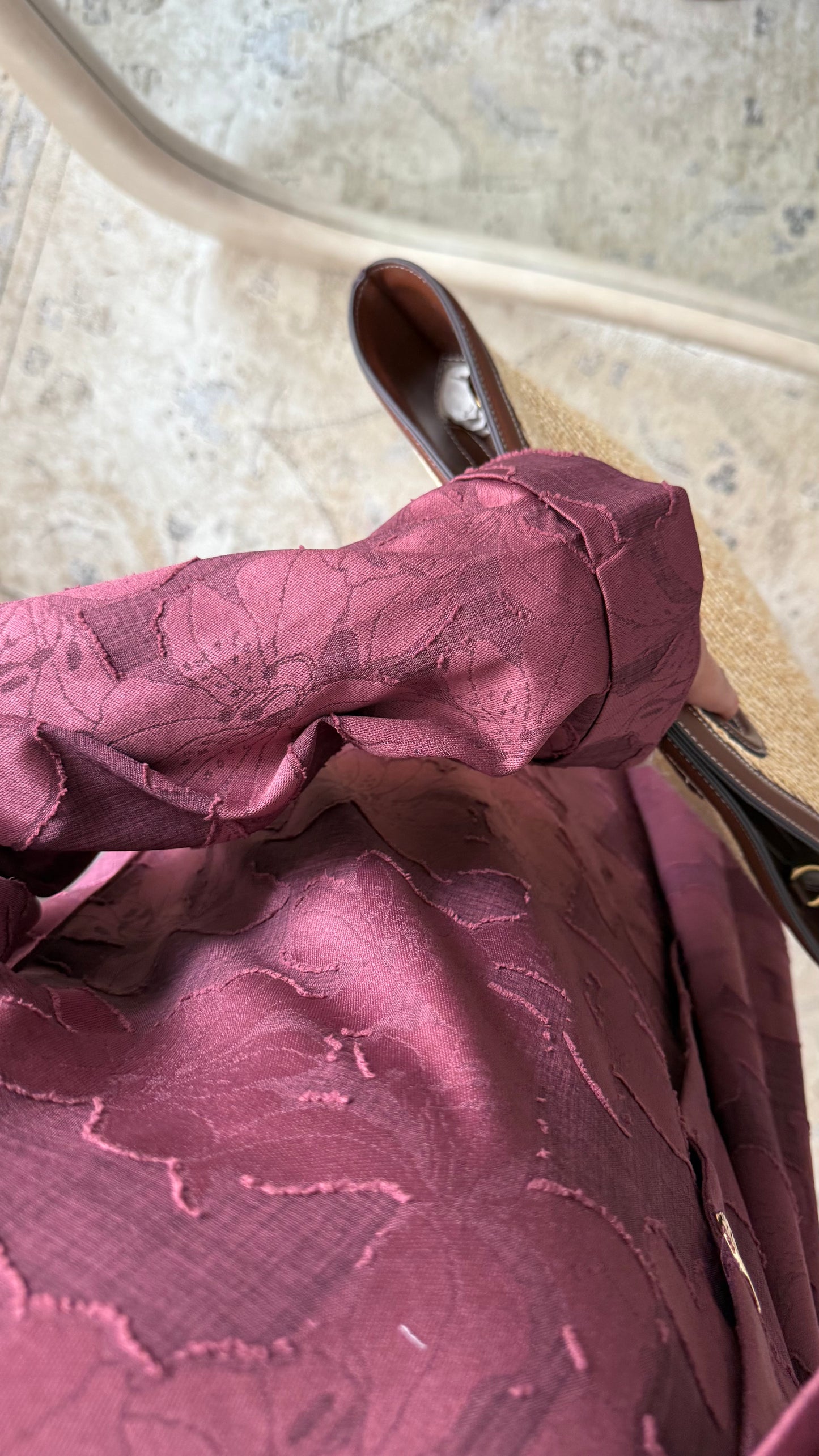 Robe longue fluide à relief floral Bordeaux profond