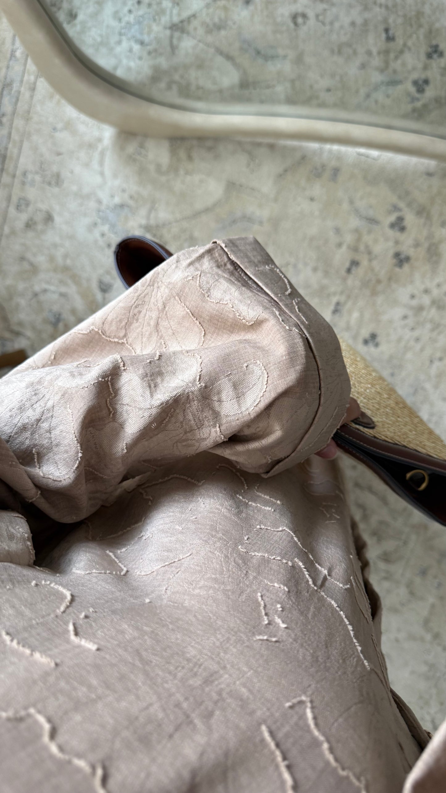 Robe longue fluide à relief floral Taupe